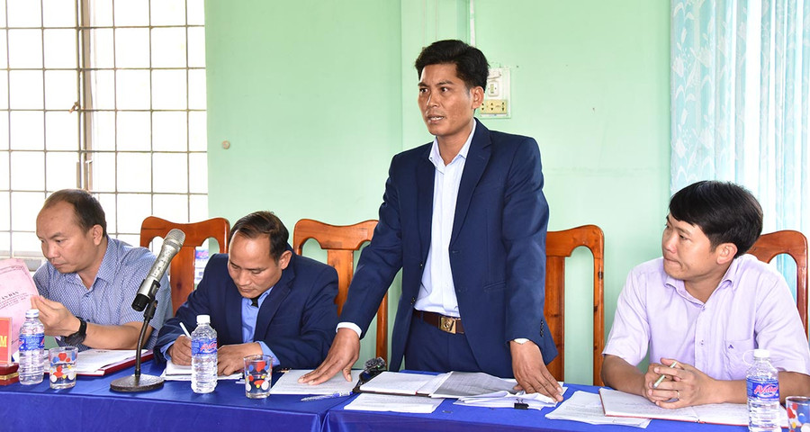 Chủ tịch UBND xã Đak Pling Đinh Lành báo cáo các mặt công tác của xã tại buổi làm việc. Ảnh: Đức Thụy Chủ tịch UBND xã Đak Pling Đinh Lành báo cáo các mặt công tác của xã tại buổi làm việc. Ảnh: Đức Thụy