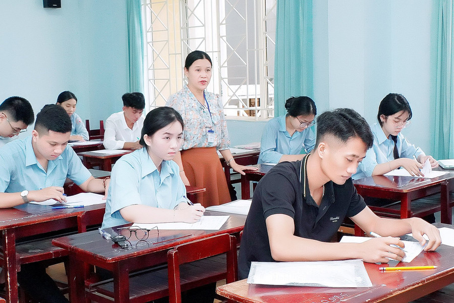 Thí sinh trên cả nước sẽ làm bài thi môn Ngữ văn, môn đầu tiên của Kỳ thi Tốt nghiệp Trung học phổ thông năm 2024. Ảnh: Đức Thụy Thí sinh trên cả nước sẽ làm bài thi môn Ngữ văn, môn đầu tiên của Kỳ thi Tốt nghiệp Trung học phổ thông năm 2024. Ảnh: Đức Thụy