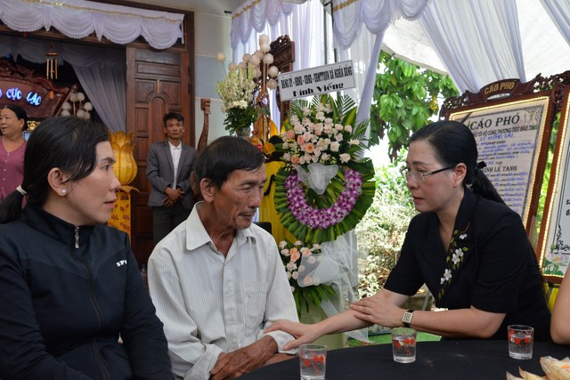 Bí thư Tỉnh ủy Quảng Ngãi Bùi Thị Quỳnh Vân thăm hỏi, động viên gia đình nạn nhân. Ảnh: T.Trực Bí thư Tỉnh ủy Quảng Ngãi Bùi Thị Quỳnh Vân thăm hỏi, động viên gia đình nạn nhân. Ảnh: T.Trực