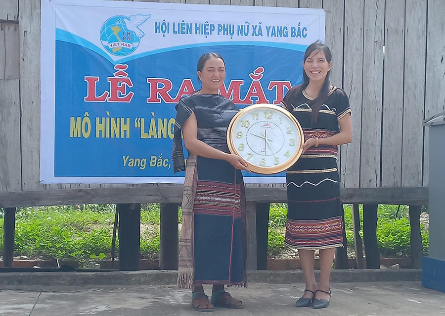 Hội LHPN xã Yang Bắc ra mắt mô hình Làng Phụ nữ kiểu mẫu. Ảnh: Thiên Di Hội LHPN xã Yang Bắc ra mắt mô hình Làng Phụ nữ kiểu mẫu. Ảnh: Thiên Di