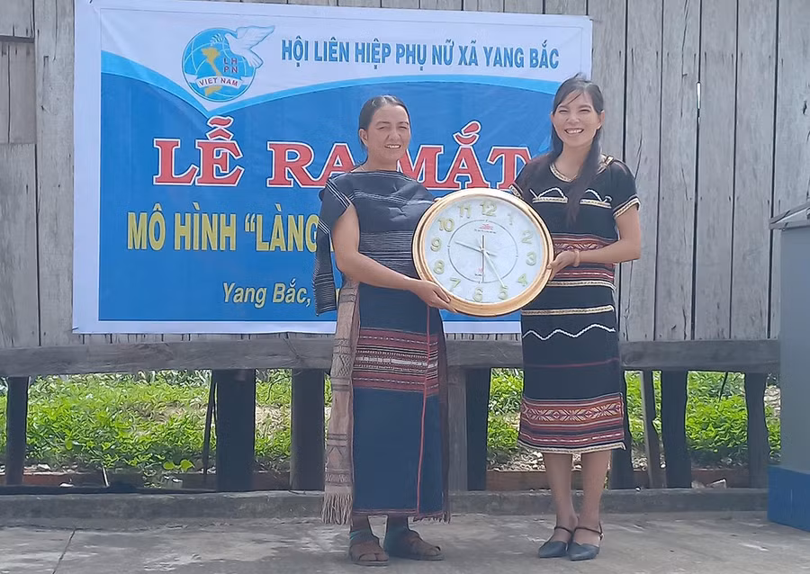 Hội LHPN xã Yang Bắc ra mắt mô hình Làng Phụ nữ kiểu mẫu. Ảnh: Thiên Di