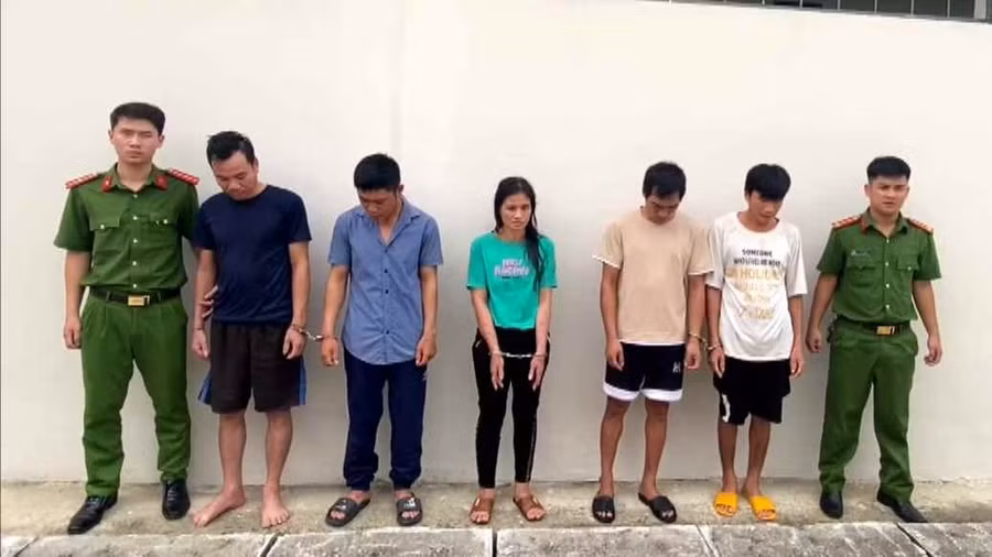 5 đối tượng (mặc thường phục) bị bắt giữ. Ảnh: CÔNG AN NGHỆ AN