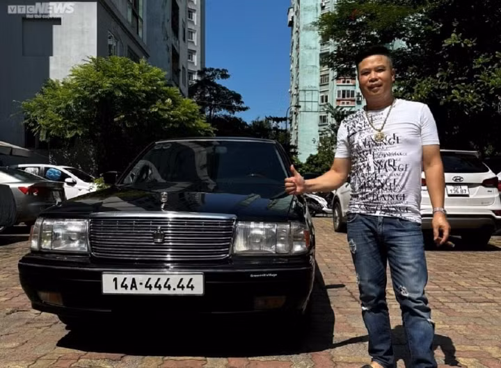 Ông Phạm Đình Vinh chấp nhận bỏ số tiền hơn 1 tỷ đồng mua chiếc ô tô có tuổi đời 25 năm vì đam mê chiếc biển số đẹp của xe.