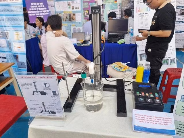 Hệ thống khuấy cơ đũa đa năng. Ảnh: PHÚC KHA