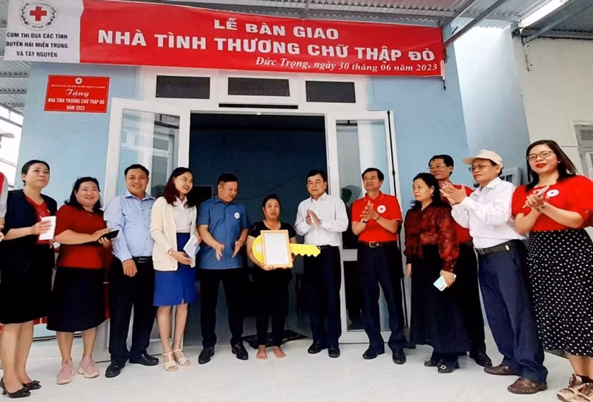 Cụm thi đua Hội CTĐ các tỉnh Duyên hải miền Trung và Tây Nguyên bàn giao Nhà tình thương cho hộ nghèo, khó khăn huyện Đức Trọng, tỉnh Lâm Đồng. Ảnh: Hồng Ngọc
