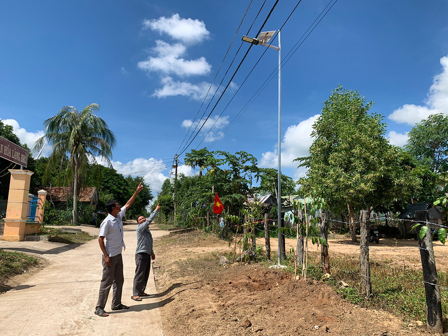 Tuyến đường thanh niên sáng-xanh-sạch-đẹp tại làng Brò, xã An Trung. Ảnh: R.H Tuyến đường thanh niên sáng-xanh-sạch-đẹp tại làng Brò, xã An Trung. Ảnh: R.H