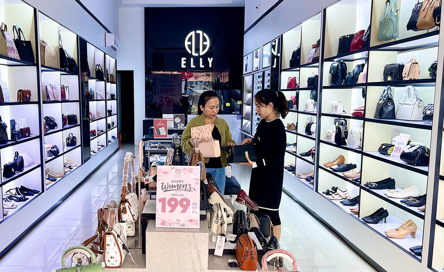 Cửa hàng ELLY Gia Lai đang triển khai ưu đãi đồng giá từ 199 ngàn đồng đối với nhiều sản phẩm. Ảnh: Vũ Thảo Cửa hàng ELLY Gia Lai đang triển khai ưu đãi đồng giá từ 199 ngàn đồng đối với nhiều sản phẩm. Ảnh: Vũ Thảo