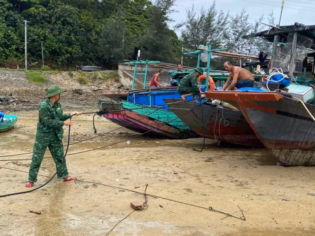 Đồn Biên phòng Đảo Trần hỗ trợ ngư dân neo đậu tàu thuyền vào nơi tránh trú an toàn