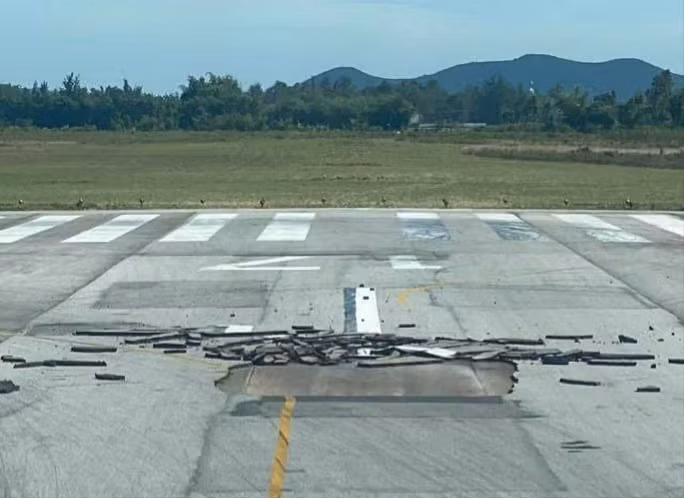 Bề mặt đường băng ở sân bay Vinh bị bong một mảng lớn. Ảnh: Thành Vinh