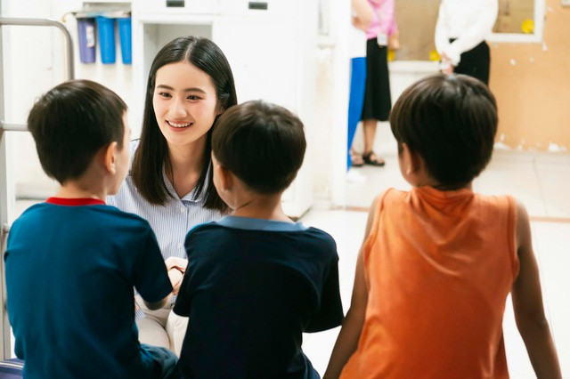 Hoa hậu Ý Nhi chơi đùa cùng các em nhỏ ở trung tâm bảo trợ xã hội. Ảnh NVCC