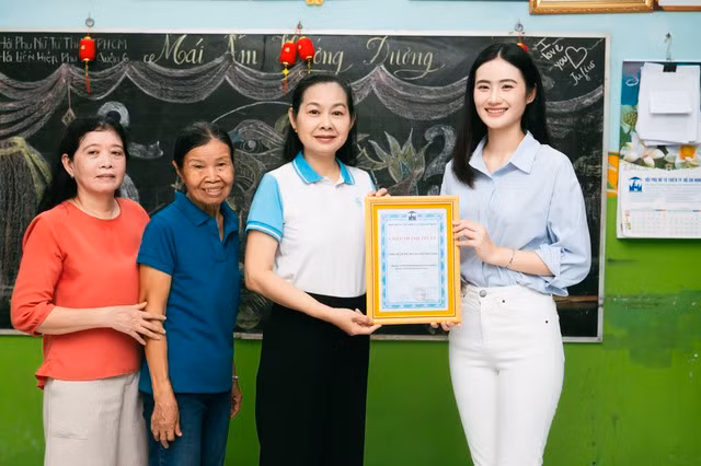Hoa hậu Ý Nhi trao quà cho mái ấm Hướng Dương. Ảnh NVCC Hoa hậu Ý Nhi trao quà cho mái ấm Hướng Dương. Ảnh NVCC