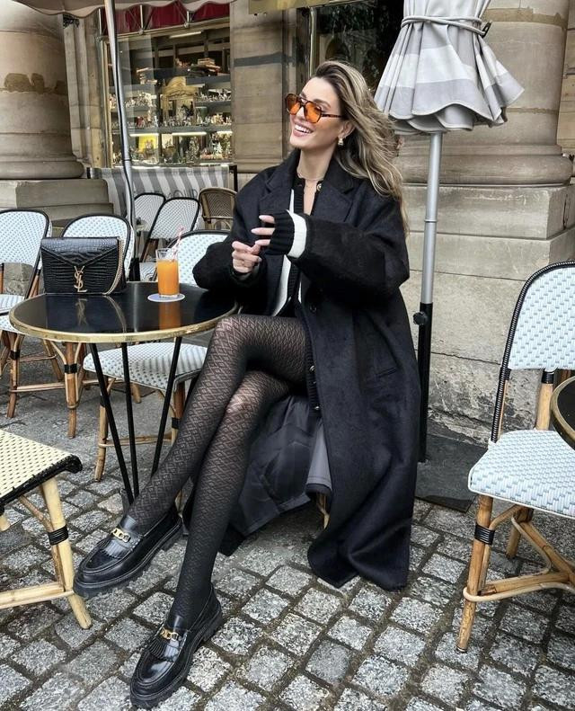 Vẫn là phong cách thanh lịch trứ danh của những cô nàng nước Pháp, áo trench coat phối cùng giày loafer và tất ren lưới xuyên thấu. Không cầu kỳ trong khâu phối đồ nhưng người đẹp Elisa Levallois vẫn toát lên hình ảnh sang chảnh cực &quot;chic&quot;. Tết này, thay vì một đôi cao gót gặp nhiều khó khăn khi di chuyển thì thiết kế loafer cổ điển sẽ tạo thêm điểm nhấn điệu đà và yêu kiều cho các nàng khi &quot;xúng xính&quot; xuống phố đón xuân. Ảnh @elisalevallois