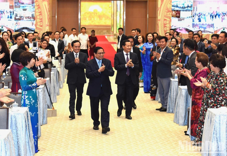 Thủ tướng Phạm Minh Chính đến dự và chủ trì Hội nghị trực tuyến Thường trực Chính phủ gặp mặt đại diện doanh nhân nhân ngày Doanh nhân Việt Nam.