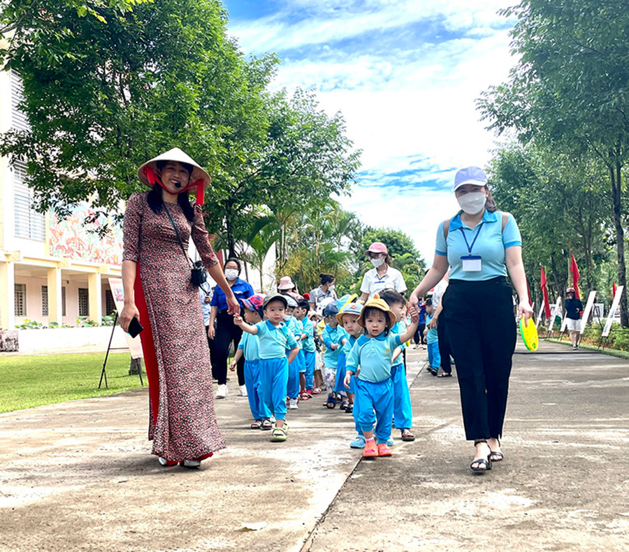 Học sinh một trường mầm non được hướng dẫn tham quan Bảo tàng tỉnh. Ảnh: L.N Học sinh một trường mầm non được hướng dẫn tham quan Bảo tàng tỉnh. Ảnh: L.N