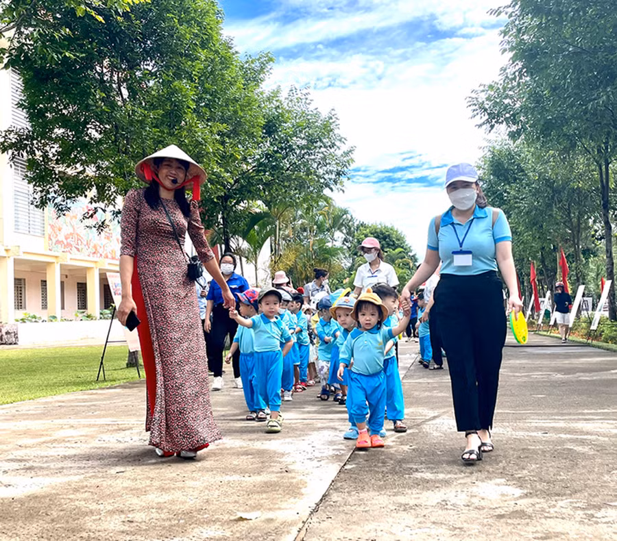 Học sinh một trường mầm non được hướng dẫn tham quan Bảo tàng tỉnh. Ảnh: L.N