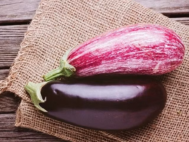 Cà tím sống cũng có chứa solanine, gây buồn nôn, nôn mửa và các vấn đề tiêu hóa khác. Ảnh: Shutterstock