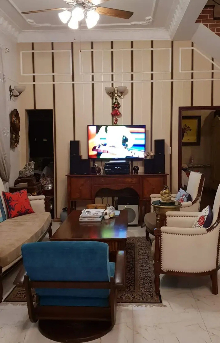 Giấy dán tường giúp tăng tính thẩm mĩ cho ngôi nhà nhưng vẫn tiết kiệm chi phí. Ảnh: Huỳnh Phương Giấy dán tường giúp tăng tính thẩm mĩ cho ngôi nhà nhưng vẫn tiết kiệm chi phí. Ảnh: Huỳnh Phương