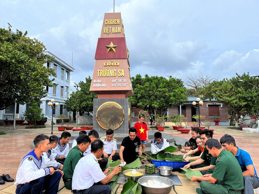 Ở đảo Trường Sa, hoạt động gói bánh chưng luôn được coi là... ngày hội của đảo vì có sự tham gia của các lực lượng đóng quân và hộ dân trên đảo. Ảnh: M.T.H