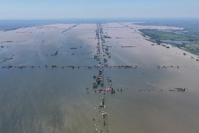 Một khu vực dân cư và ruộng đồng bị ngập nặng do vỡ đê. ẢNH AFP