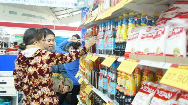 Người dân tập trung sắm Tết vào các mặt hàng thiết yếu - Ảnh: VGP/Minh Trang