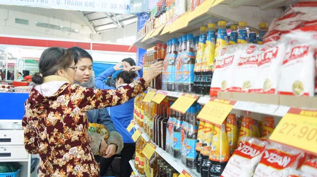 Người dân tập trung sắm Tết vào các mặt hàng thiết yếu - Ảnh: VGP/Minh Trang