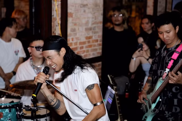 Trong vai trò khách mời, Phạm Anh Khoa máu lửa khi trình diễn. ẢNH NVCC Trong vai trò khách mời, Phạm Anh Khoa máu lửa khi trình diễn. ẢNH NVCC