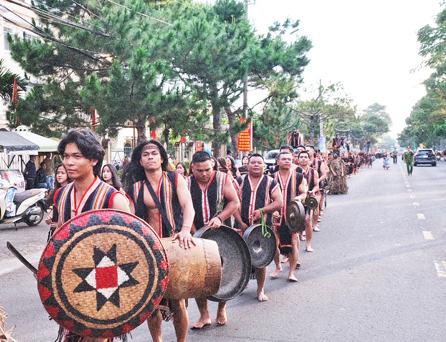 Lễ hội đường phố sẽ là 1 trong những hoạt động hấp dẫn, mãn nhãn người xem trước sắc màu văn hóa Tây Nguyên. Ảnh: H.N Lễ hội đường phố sẽ là 1 trong những hoạt động hấp dẫn, mãn nhãn người xem trước sắc màu văn hóa Tây Nguyên. Ảnh: H.N