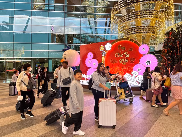 Du khách từ chuyến bay Đôn Mường (Thái Lan) xông đất Đà Nẵng. Ảnh: NGUYỄN TÚ