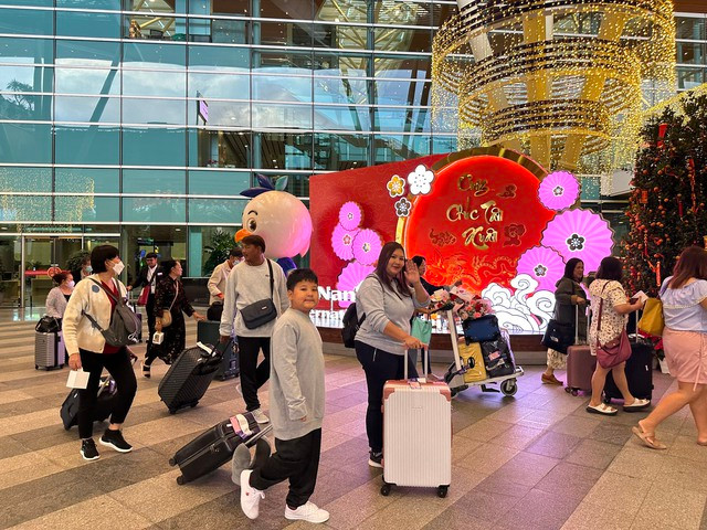 Du khách từ chuyến bay Đôn Mường (Thái Lan) xông đất Đà Nẵng. Ảnh: NGUYỄN TÚ