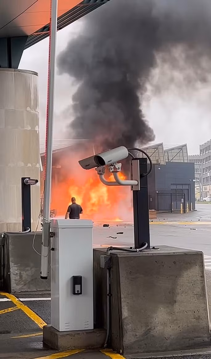 Khoảnh khắc chiếc xe phát nổ tại trạm kiểm soát. Ảnh: Daily Mail