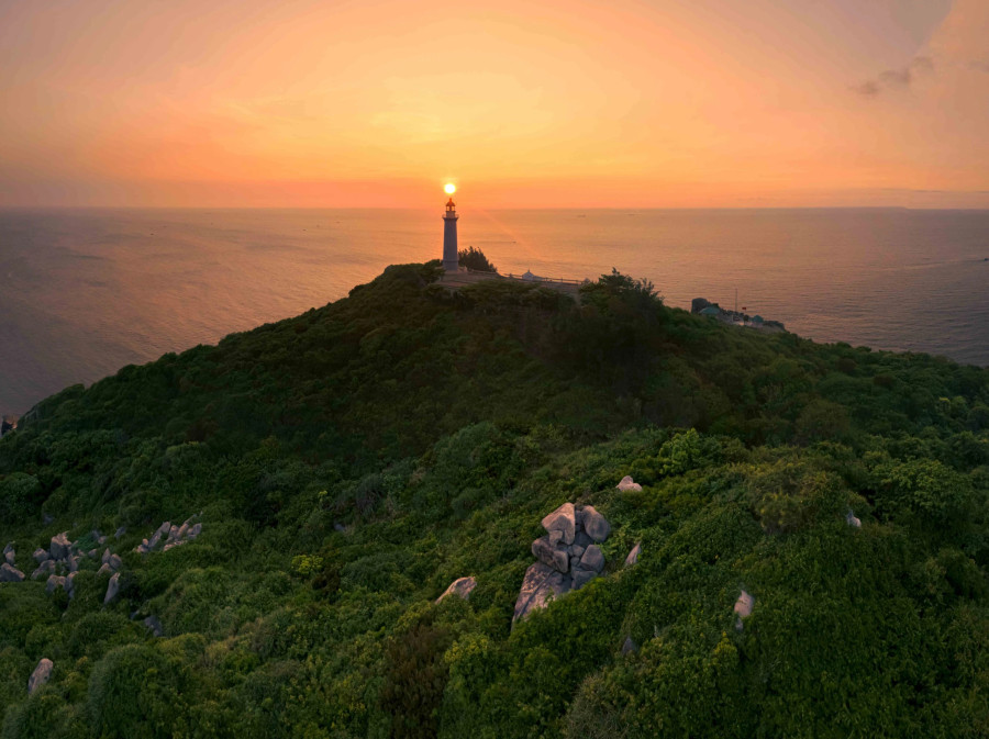 Mặt trời ban sớm treo ngang ngọn hải đăng tạo nên khung cảnh đẹp ngất ngây. Hải đăng được xây dựng và đưa vào hoạt động từ thế kỷ 19. Ảnh: BÙI VĂN HẢI Mặt trời ban sớm treo ngang ngọn hải đăng tạo nên khung cảnh đẹp ngất ngây. Hải đăng được xây dựng và đưa vào hoạt động từ thế kỷ 19. Ảnh: BÙI VĂN HẢI