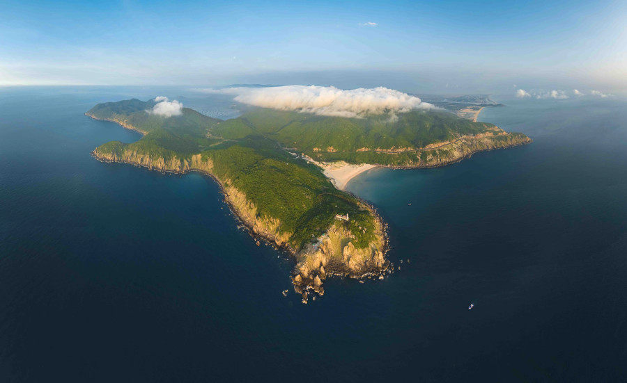 Đặc biệt, khi nhìn từ trên cao, một dải đất cong cong hình chữ S được tạo ra do sự kết hợp hoàn hảo giữa núi, rừng, biển xanh, cát trắng một cách trùng hợp bất ngờ. Ảnh: BÙI VĂN HẢI Đặc biệt, khi nhìn từ trên cao, một dải đất cong cong hình chữ S được tạo ra do sự kết hợp hoàn hảo giữa núi, rừng, biển xanh, cát trắng một cách trùng hợp bất ngờ. Ảnh: BÙI VĂN HẢI