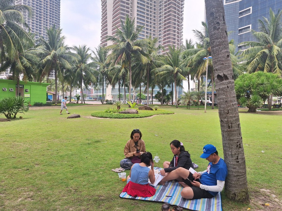 Một gia đình tổ chức picnic tại Công viên Biển Đông. Ảnh: XUÂN QUỲNH Một gia đình tổ chức picnic tại Công viên Biển Đông. Ảnh: XUÂN QUỲNH