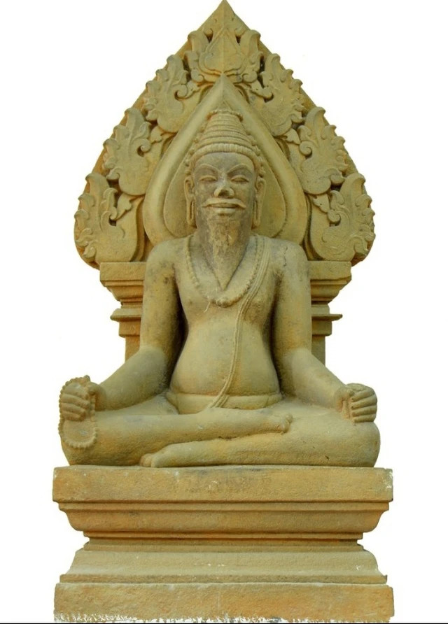 Pho tượng tu sĩ Chăm Phú Hưng ở Bảo tàng tỉnh Quảng Ngãi. ẢNH: PHẠM ANH Pho tượng tu sĩ Chăm Phú Hưng ở Bảo tàng tỉnh Quảng Ngãi. ẢNH: PHẠM ANH