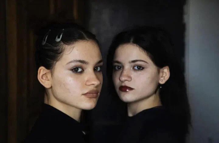 Cặp song sinh đã đoàn tụ sau gần 2 thập kỷ chia cắt ngay sau khi ra đời. Cặp song sinh đã đoàn tụ sau gần 2 thập kỷ chia cắt ngay sau khi ra đời.