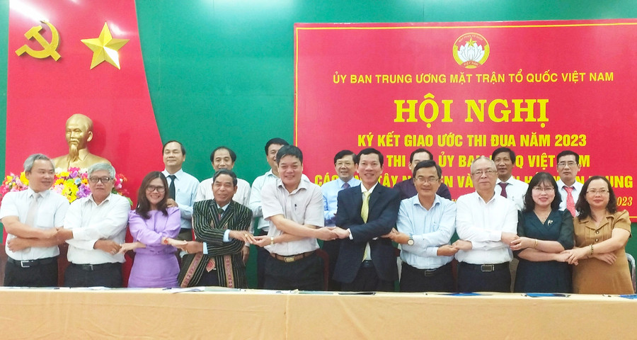 Đại diện lãnh đạo Ủy ban MTTQ Việt Nam các tỉnh ký kết giao ước thi đua năm 2023. Ảnh: Lê Đại