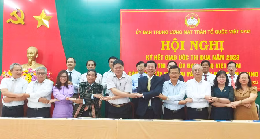 Đại diện lãnh đạo Ủy ban MTTQ Việt Nam các tỉnh ký kết giao ước thi đua năm 2023. Ảnh: Lê Đại