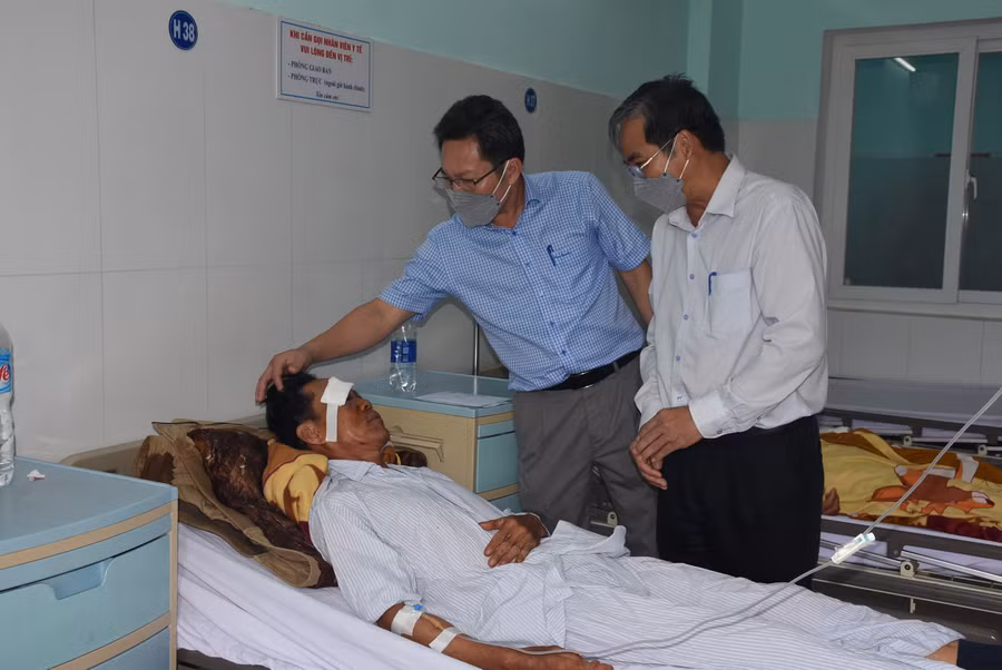 Lãnh đạo Ban ATGT tỉnh và Sở GTVT thăm hỏi nạn nhân. Ảnh: VP