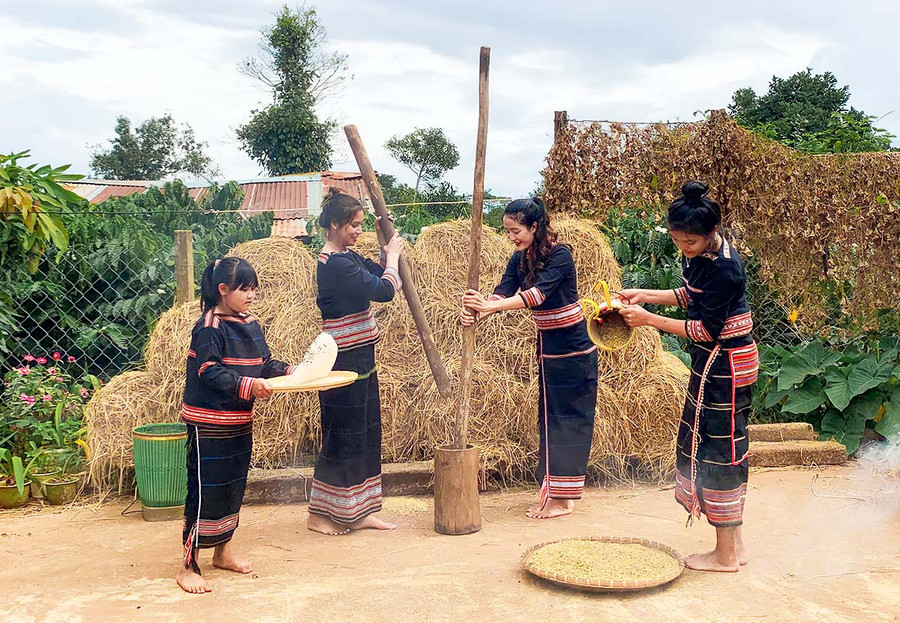 Ngày hiếu, hỉ, phụ nữ người Jrai đảm nhận việc giã gạo, chế biến các món ăn truyền thống. Ảnh: R.H Ngày hiếu, hỉ, phụ nữ người Jrai đảm nhận việc giã gạo, chế biến các món ăn truyền thống. Ảnh: R.H