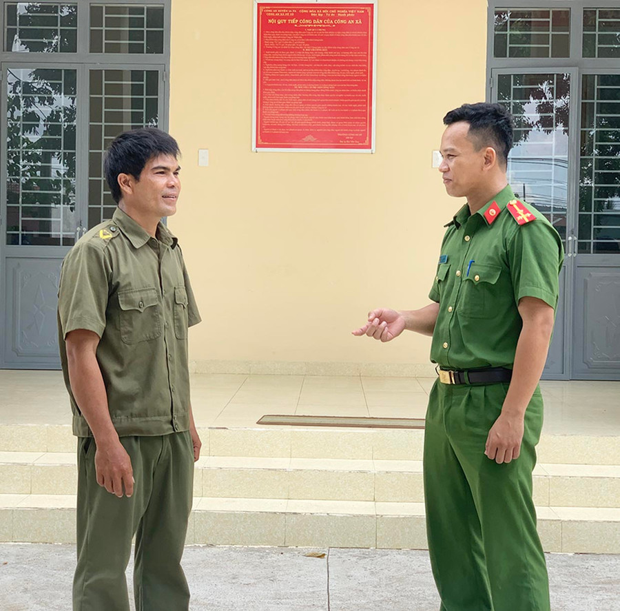 Anh Đinh Klơng (bìa trái) luôn tận tụy với công việc, góp phần bảo đảm bình yên cho buôn làng. Ảnh: R.H Anh Đinh Klơng (bìa trái) luôn tận tụy với công việc, góp phần bảo đảm bình yên cho buôn làng. Ảnh: R.H
