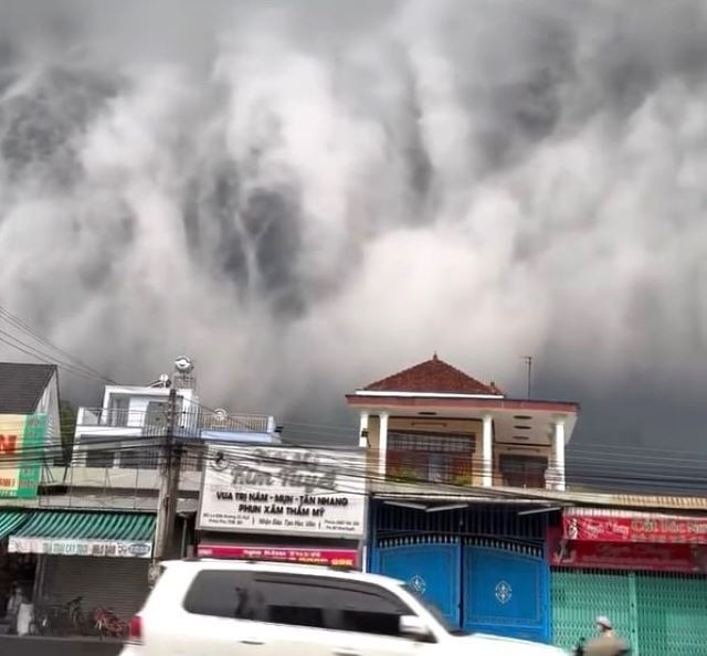 Khối mây đen bao trùm khu vực Khối mây đen bao trùm khu vực