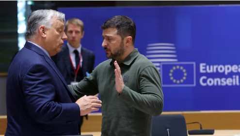 Thủ tướng Hungary Viktor Orban (trái) và Tổng thống Ukraine Volodymyr Zelenskiy tham dự hội nghị thượng đỉnh các nhà lãnh đạo Liên minh châu Âu tại Brussels - Bỉ. Ảnh: Reuters