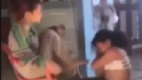 Nữ sinh bị lột áo, hành hung. Ảnh cắt từ clip Nữ sinh bị lột áo, hành hung. Ảnh cắt từ clip