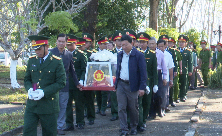 Đưa hài cốt liệt sĩ về an táng tại Nghĩa trang Liệt sĩ huyện Đăk Tô. Ảnh: XL