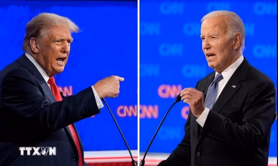 Tổng thống Mỹ Joe Biden (phải) và cựu Tổng thống Donald Trump tại cuộc tranh luận trực tiếp đầu tiên ở Atlanta, bang Georgia, Mỹ, ngày 27/6/2024. (Ảnh: CNN/TTXVN)
