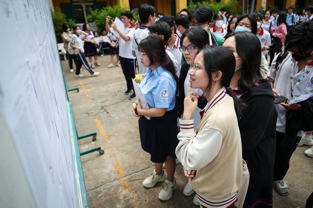 Thí sinh chính thức bước vào kỳ thi tốt nghiệp THPT 2024 vào sáng nay với môn thi đầu tiên là ngữ văn. ẢNH NHẬT THỊNH Thí sinh chính thức bước vào kỳ thi tốt nghiệp THPT 2024 vào sáng nay với môn thi đầu tiên là ngữ văn. ẢNH NHẬT THỊNH