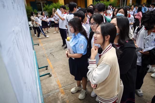 Thí sinh chính thức bước vào kỳ thi tốt nghiệp THPT 2024 vào sáng nay với môn thi đầu tiên là ngữ văn. ẢNH NHẬT THỊNH