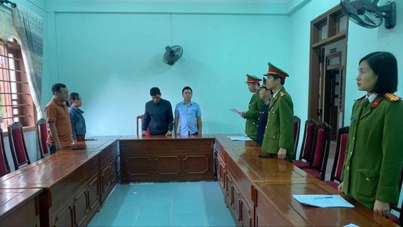 Đọc lệnh khởi tố các bị can về hành vi thiếu trách nhiệm gây hậu quả nghiêm trọng xảy ra tại Phòng giao dịch Nam Cửa Việt ở Triệu Phong. (Ảnh: Công an tỉnh Quảng Trị)