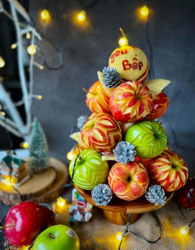 Thành phẩm cây thông Noel được làm hoàn toàn từ táo. Ảnh: NVCC