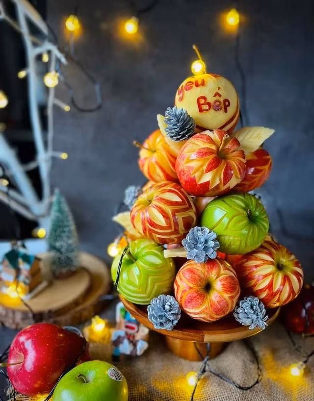 Thành phẩm cây thông Noel được làm hoàn toàn từ táo. Ảnh: NVCC
